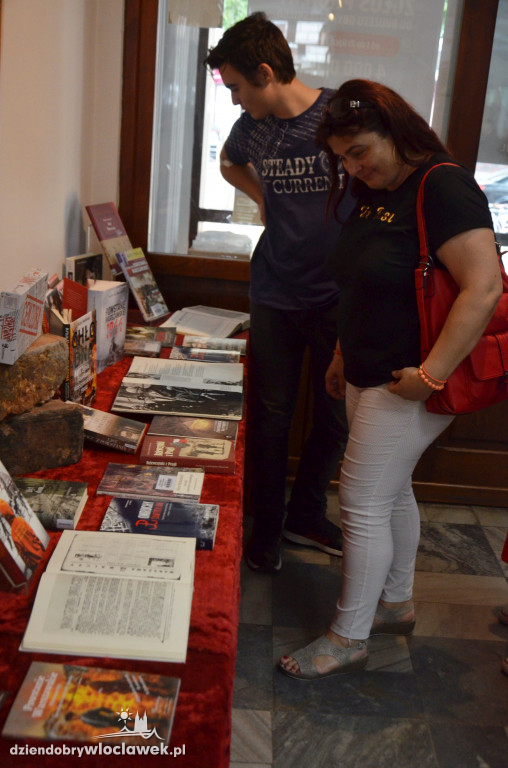 Kartka z Powstania w bibliotece