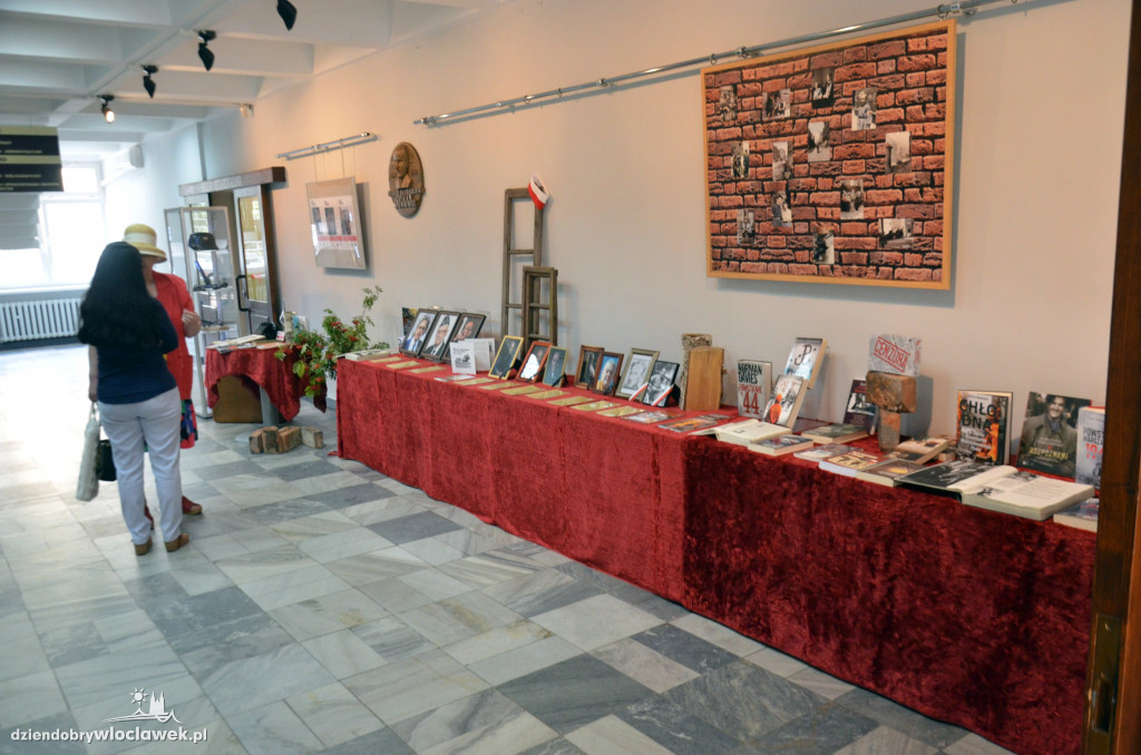 Kartka z Powstania w bibliotece