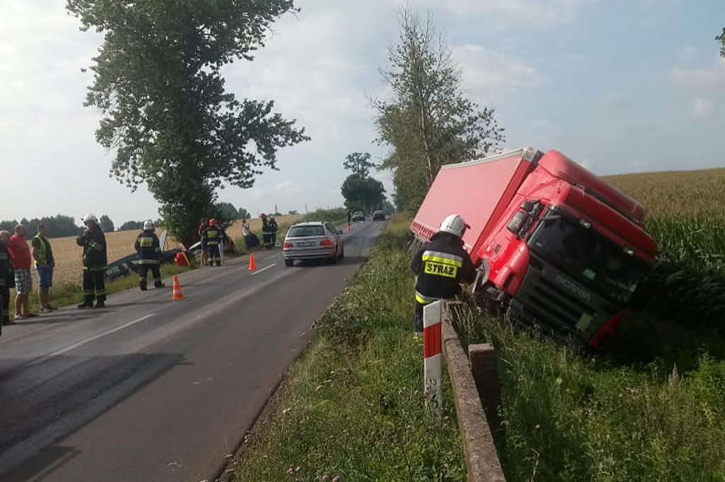Zderzenie 3 aut na drodze wojewódzkiej