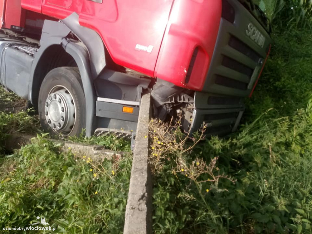 Zderzenie 3 aut na drodze wojewódzkiej