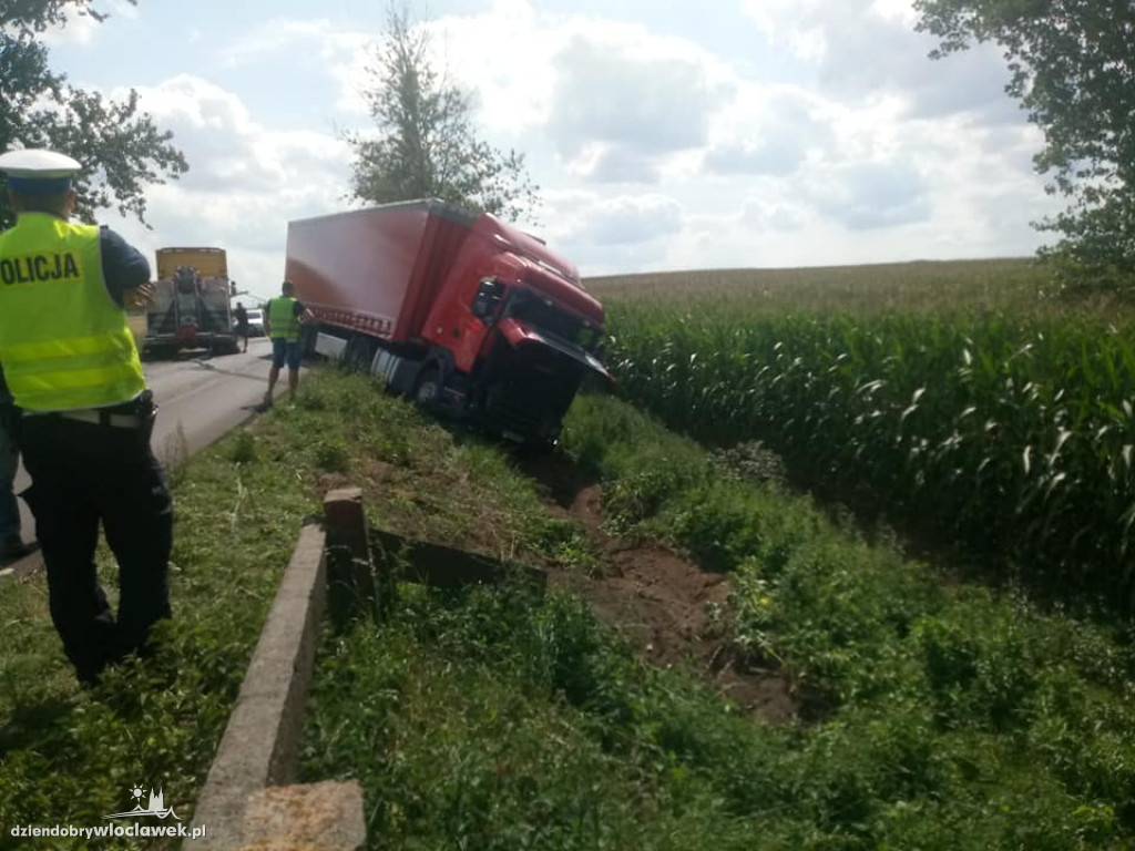 Zderzenie 3 aut na drodze wojewódzkiej