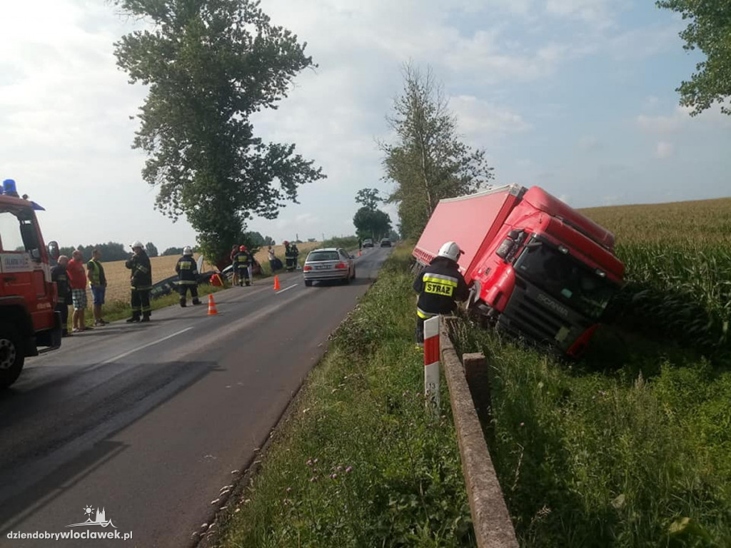 Zderzenie 3 aut na drodze wojewódzkiej