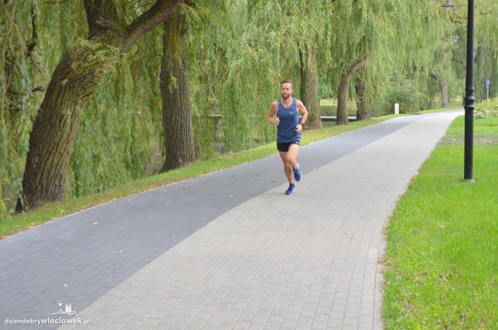 Parkrun w parku nad Zgłowiączką