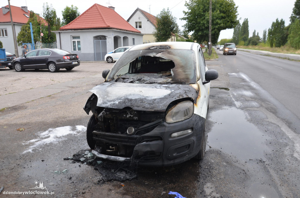 Pożar fiata na Płockiej