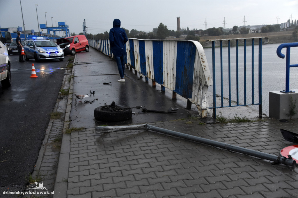 Uderzył w barierę na tamie