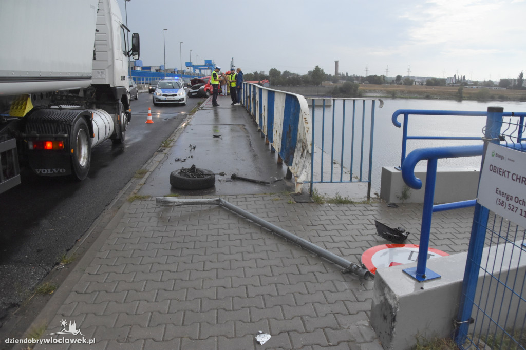 Uderzył w barierę na tamie