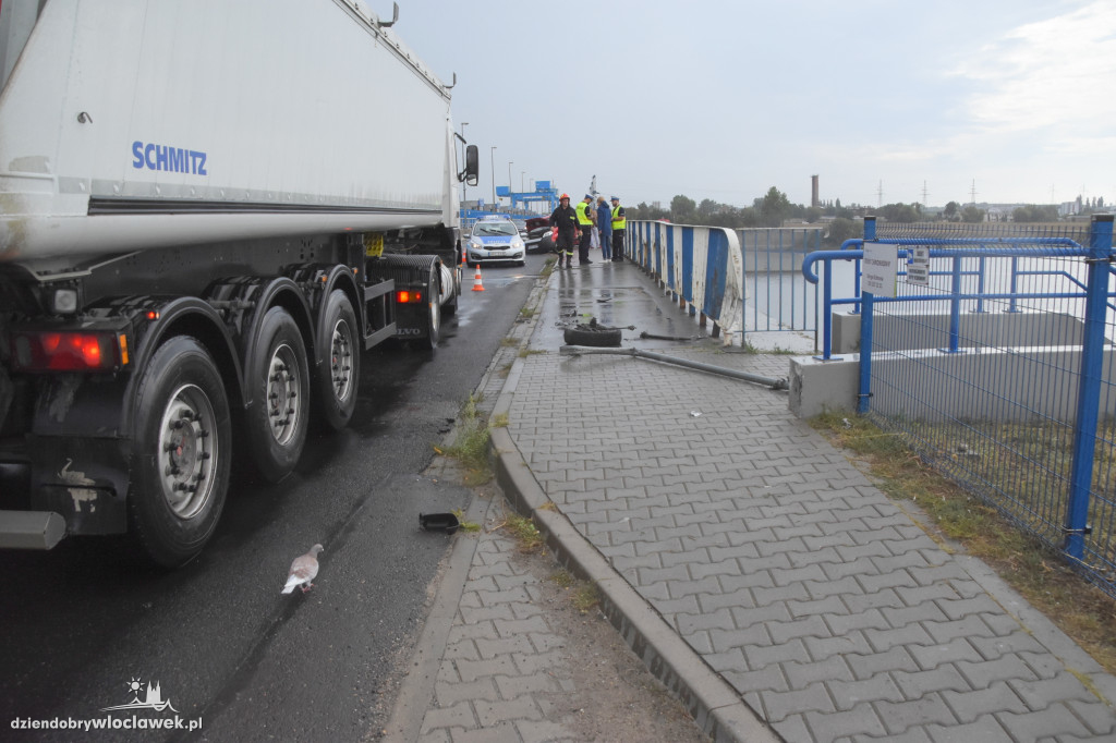 Uderzył w barierę na tamie