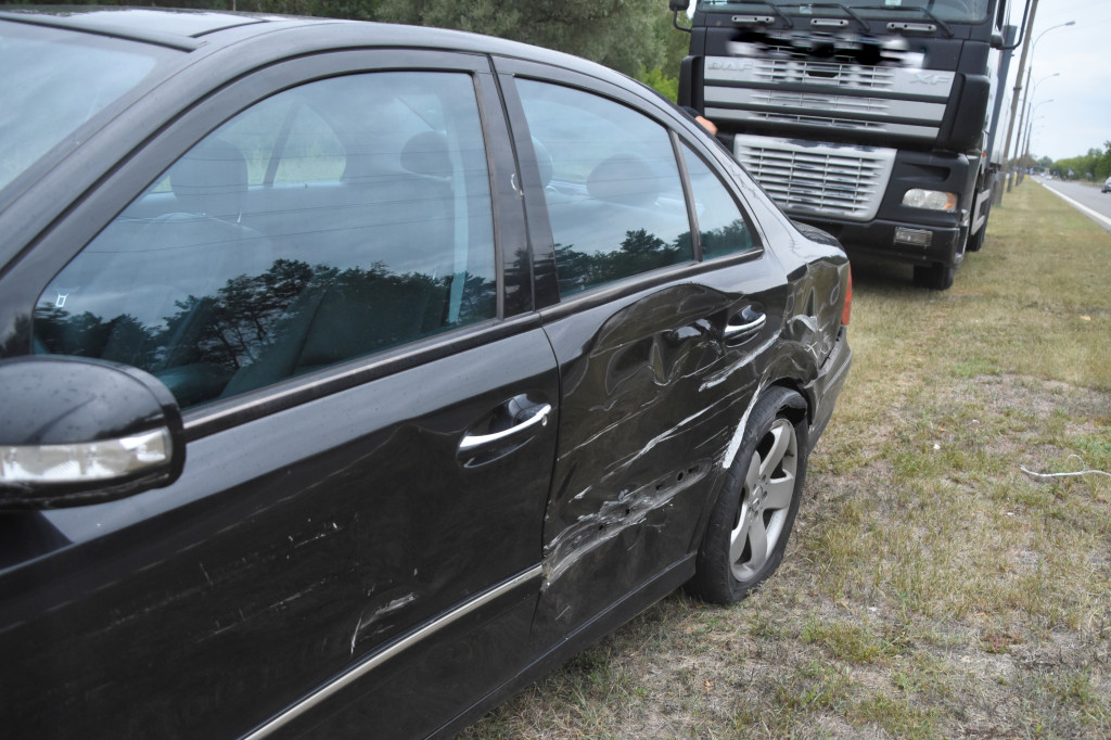 Kolizja ciężarówki i mercedesa