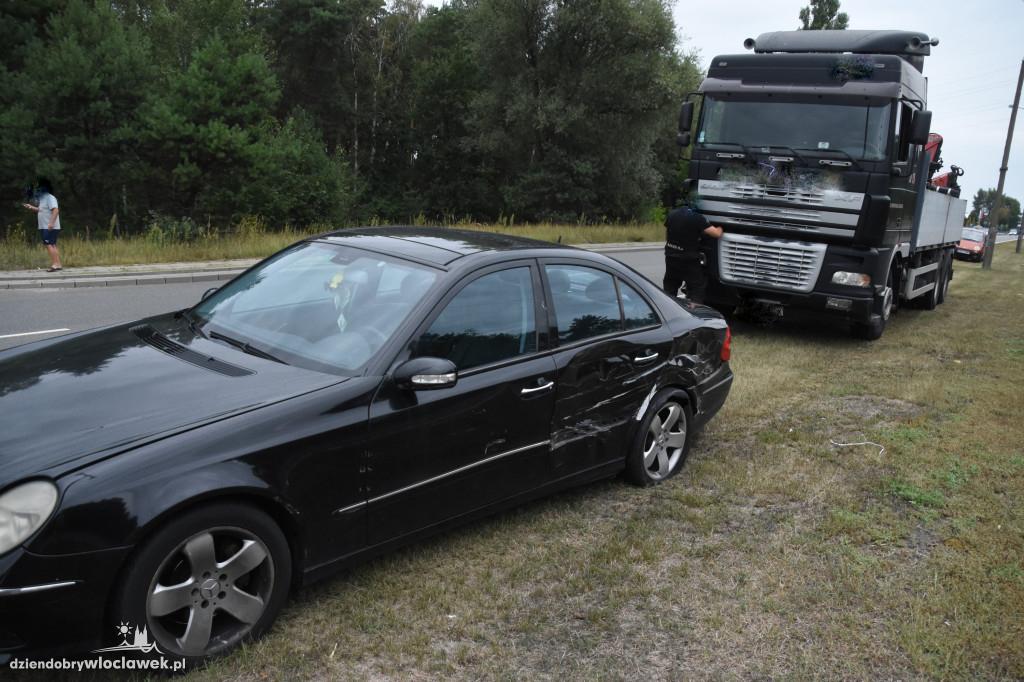 Kolizja ciężarówki i mercedesa