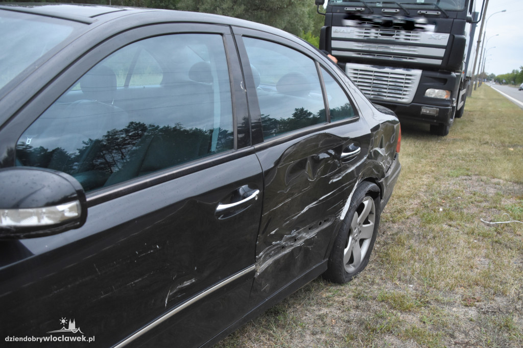 Kolizja ciężarówki i mercedesa