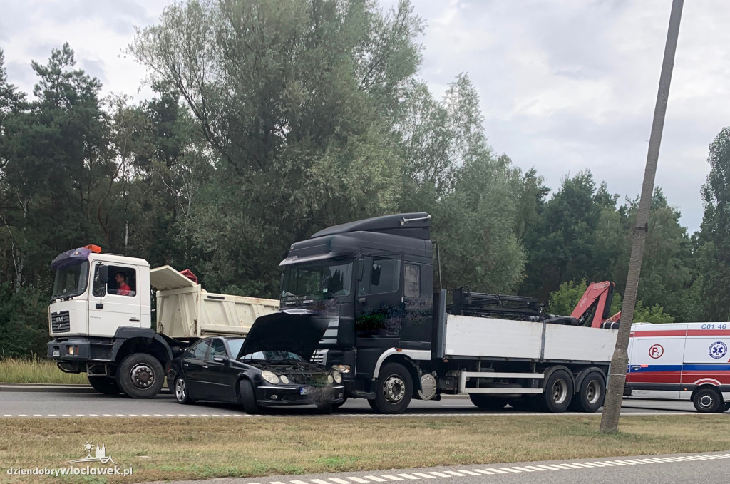 Kolizja ciężarówki i mercedesa