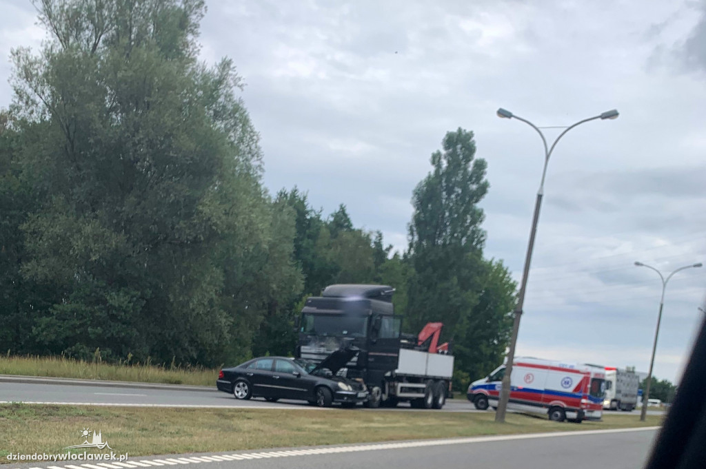 Kolizja ciężarówki i mercedesa
