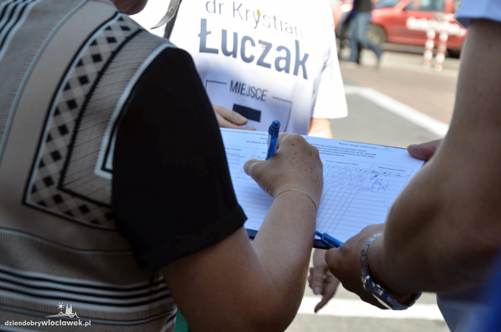 Krystian Łuczak zbierał podpisy mieszkańców