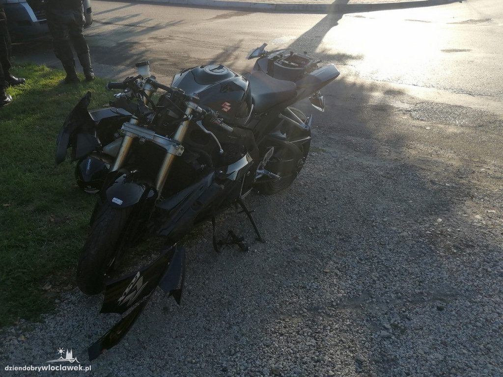 Motocyklista wbił się w szybę auta!