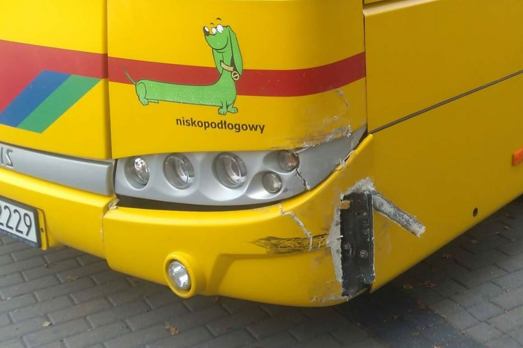 Osobówka zderzyła się z autobusem