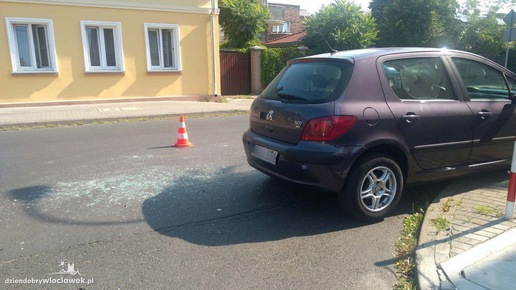Osobówka zderzyła się z autobusem