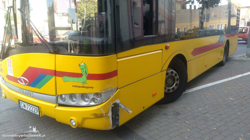 Osobówka zderzyła się z autobusem