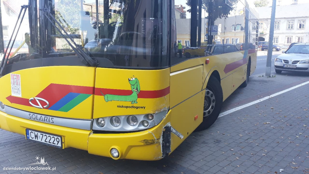 Osobówka zderzyła się z autobusem