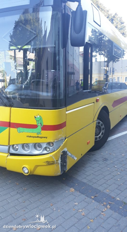 Osobówka zderzyła się z autobusem