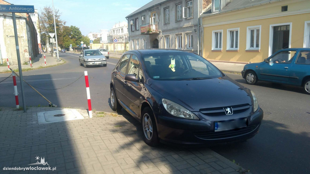 Osobówka zderzyła się z autobusem