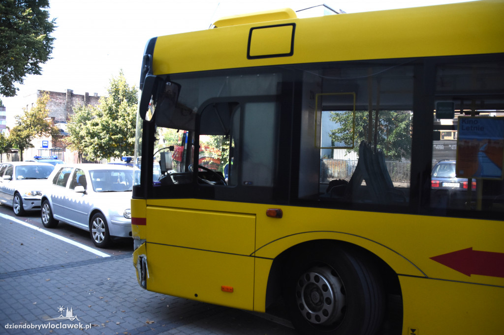 Osobówka zderzyła się z autobusem