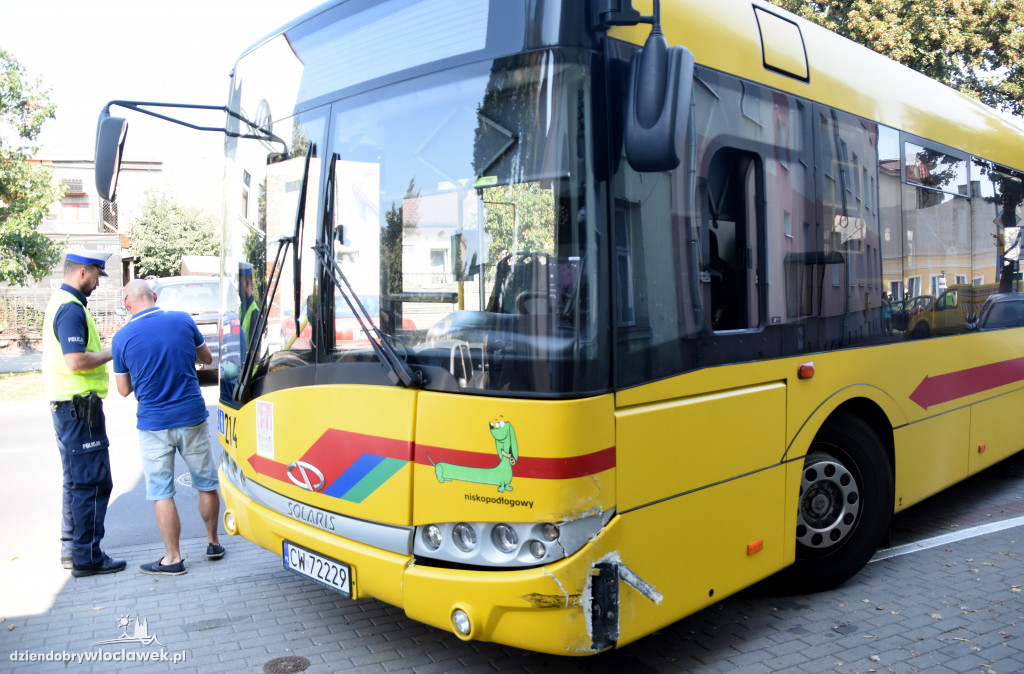 Osobówka zderzyła się z autobusem