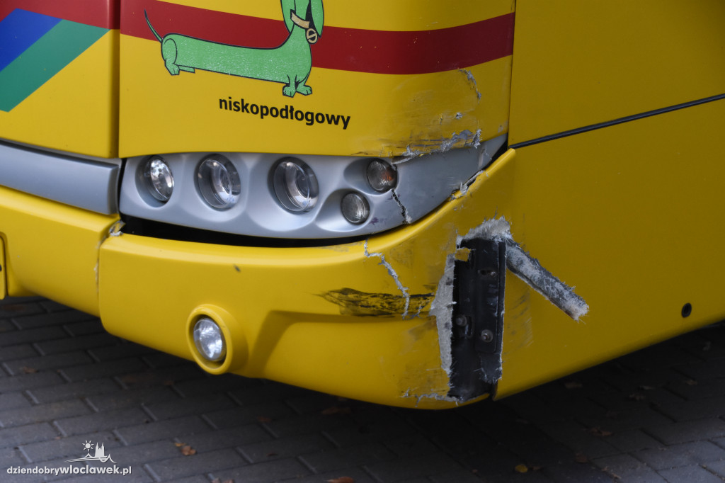 Osobówka zderzyła się z autobusem
