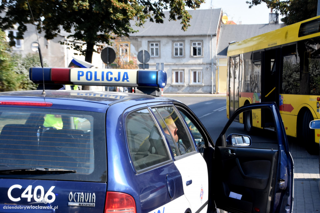 Osobówka zderzyła się z autobusem