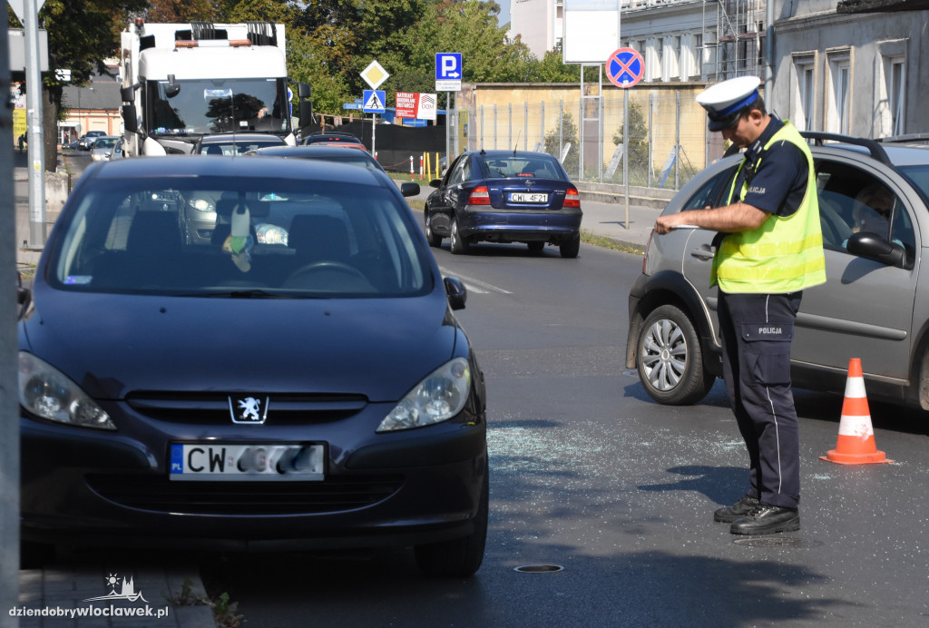 Osobówka zderzyła się z autobusem
