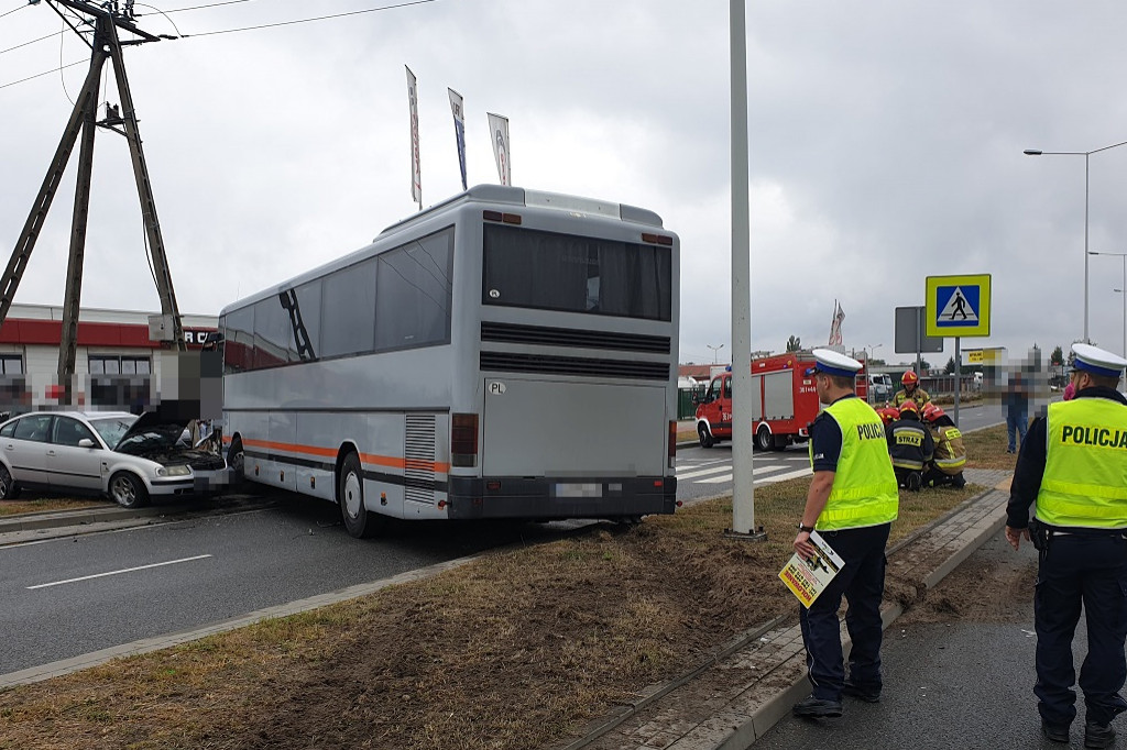 Autobus uderzył w samochód osobowy