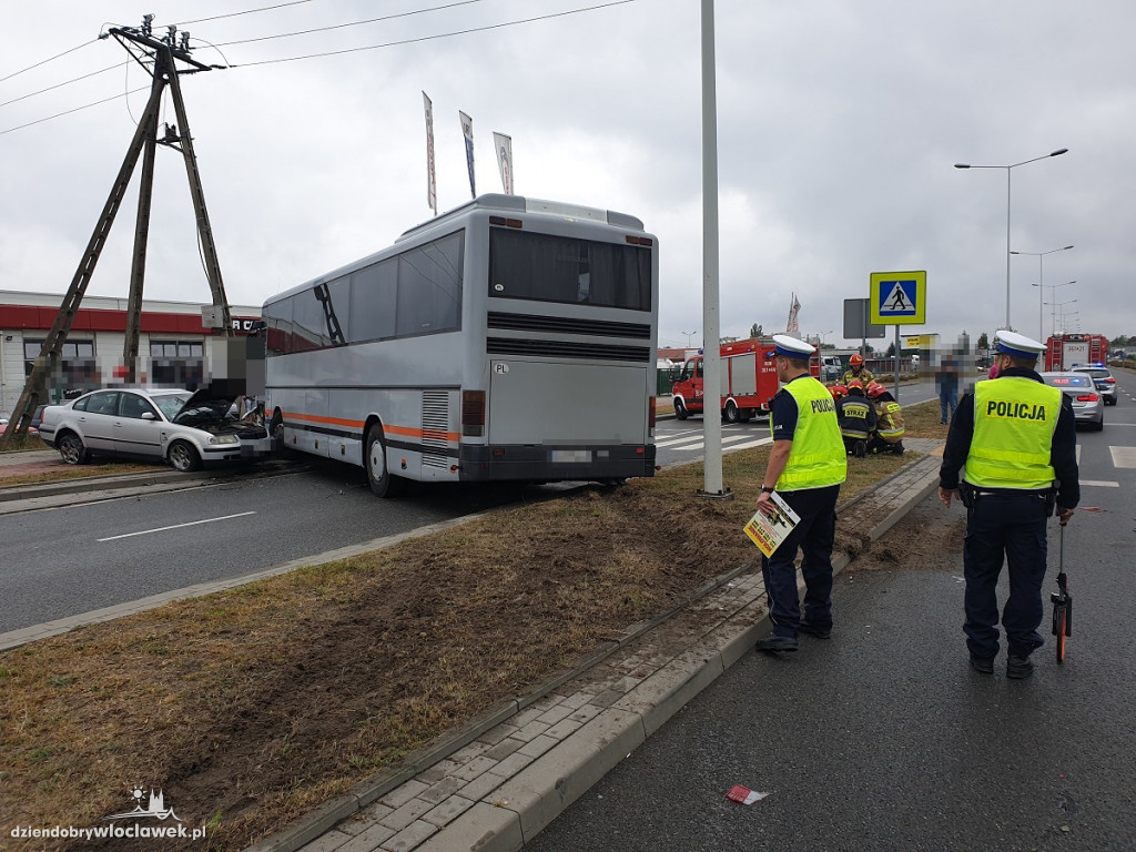 Autobus uderzył w samochód osobowy