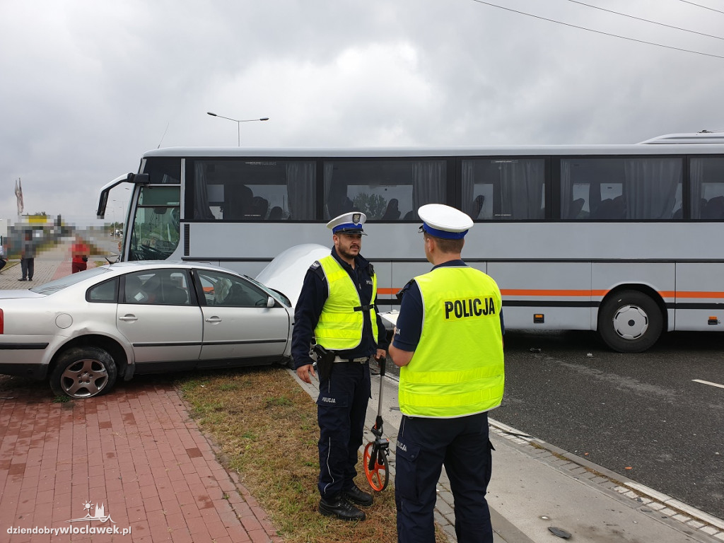 Autobus uderzył w samochód osobowy