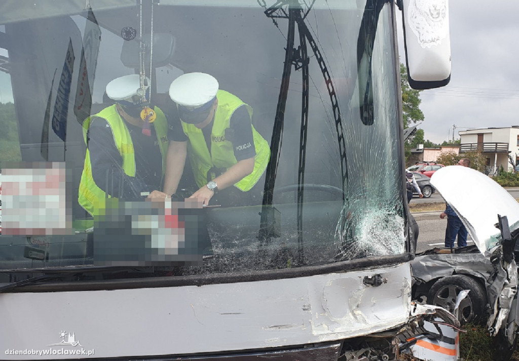 Autobus uderzył w samochód osobowy