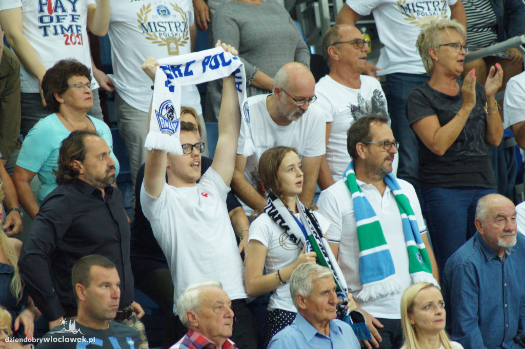 Kibice na meczu z Maccabi Tel Aviv