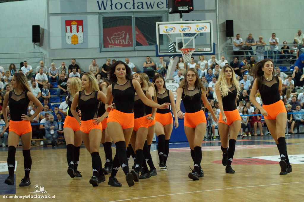 Cheerleaderki na meczu z Maccabi
