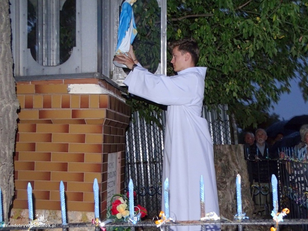 Procesja z figurami do kapliczek