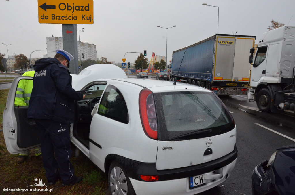 Opel na latarni na al. Królowej Jadwigi