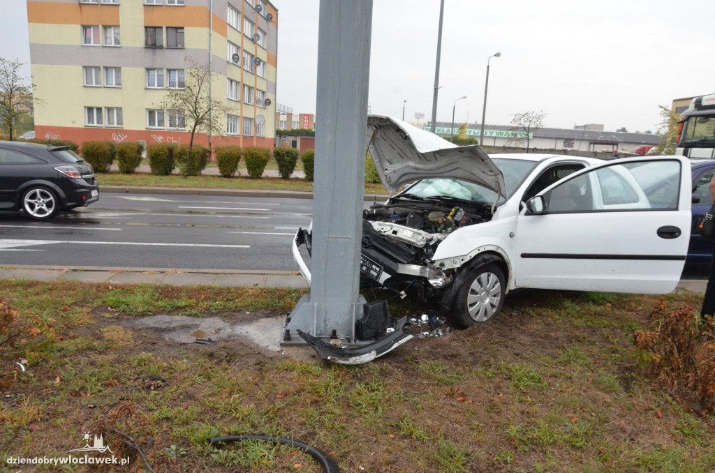Opel na latarni na al. Królowej Jadwigi