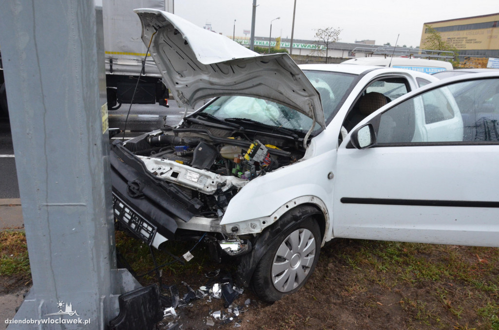 Opel na latarni na al. Królowej Jadwigi