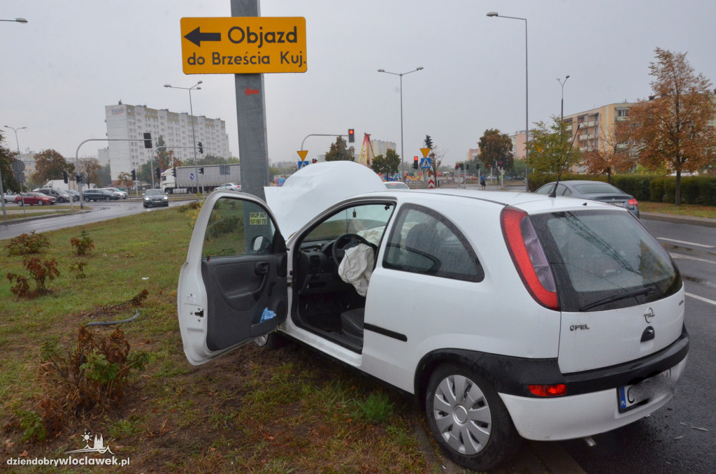 Opel na latarni na al. Królowej Jadwigi