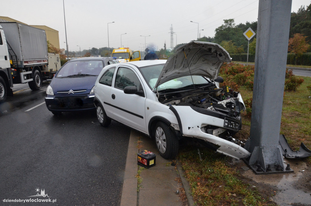 Opel na latarni na al. Królowej Jadwigi