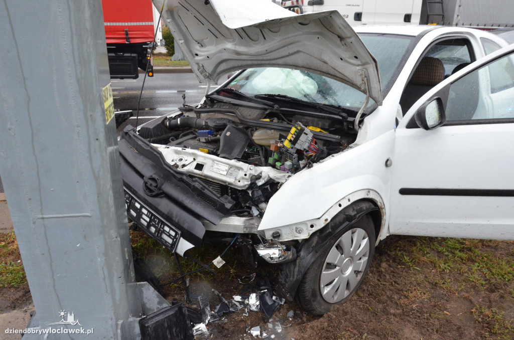 Opel na latarni na al. Królowej Jadwigi