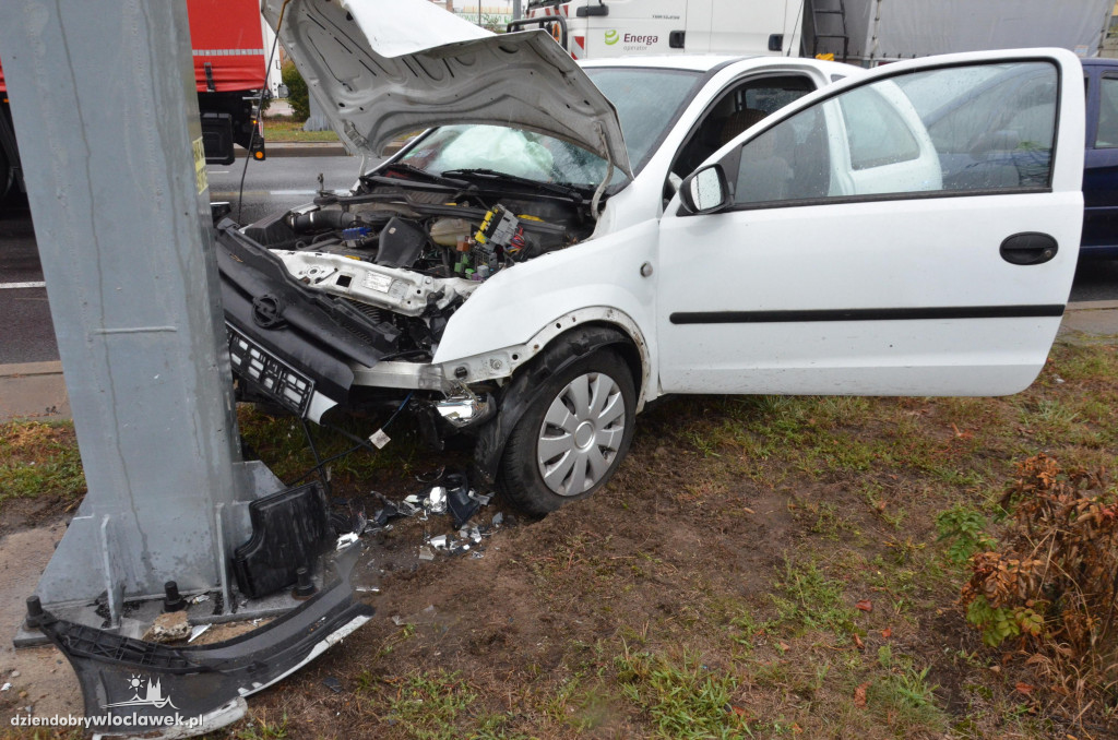 Opel na latarni na al. Królowej Jadwigi