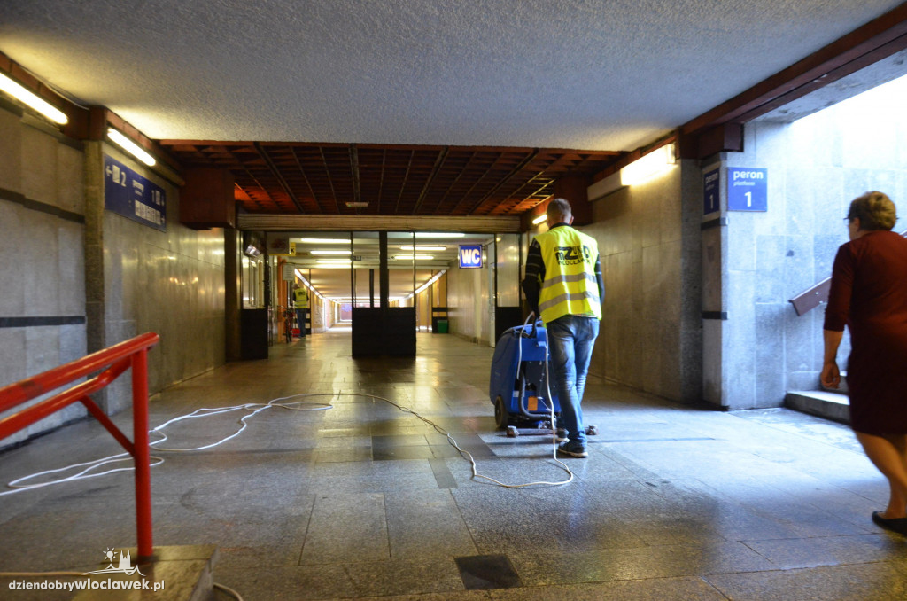 MZUKiD czyści tunel pod dworcem