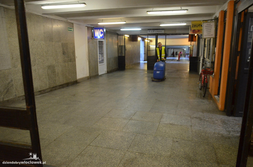 MZUKiD czyści tunel pod dworcem