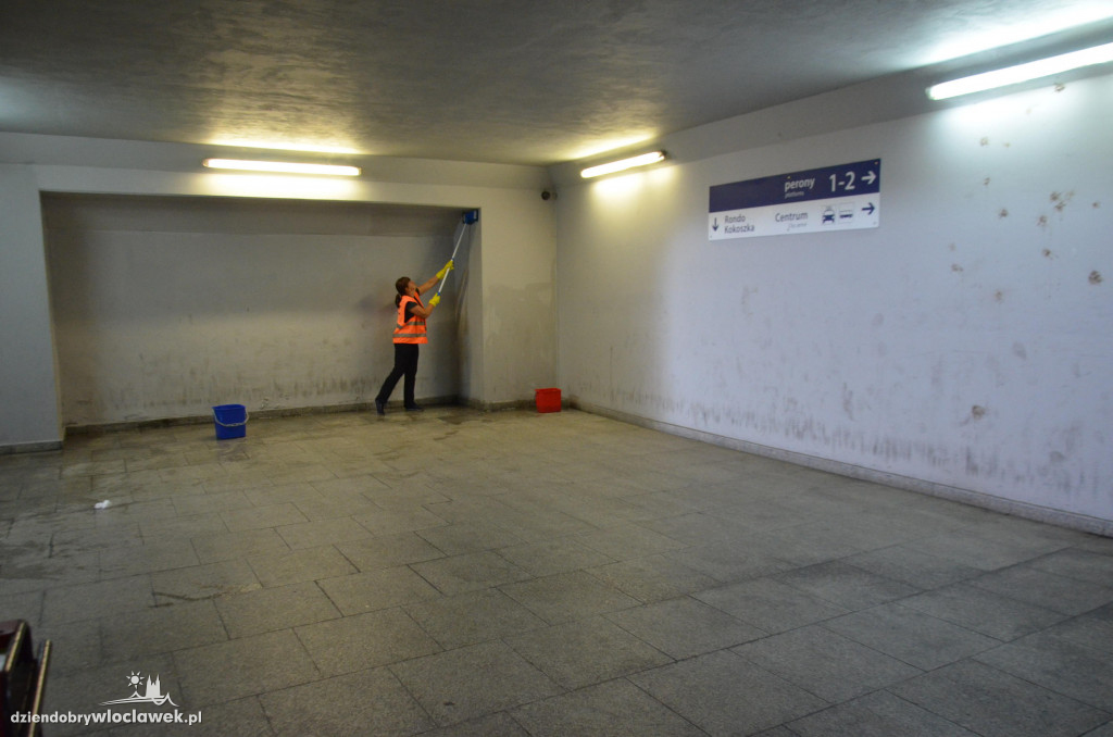 MZUKiD czyści tunel pod dworcem