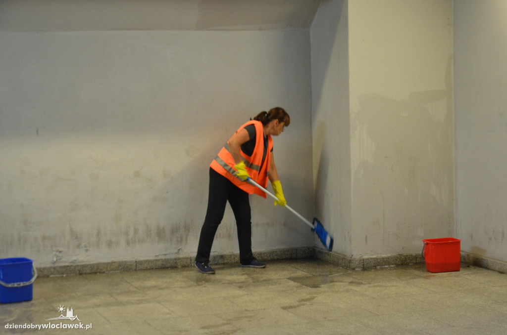 MZUKiD czyści tunel pod dworcem