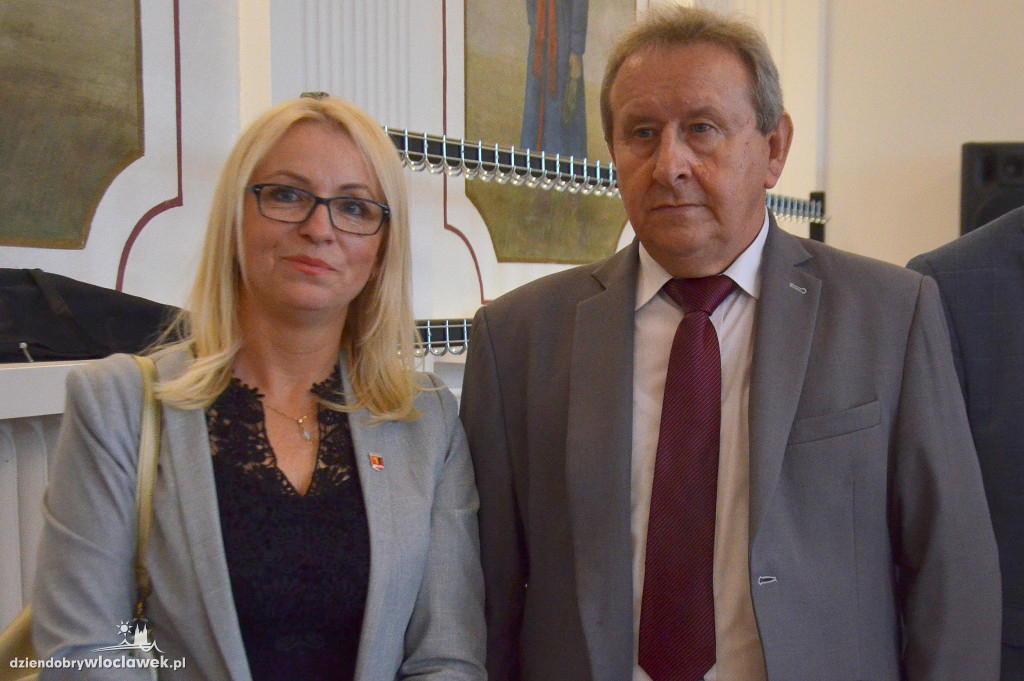 Minister wręczył symboliczne czeki