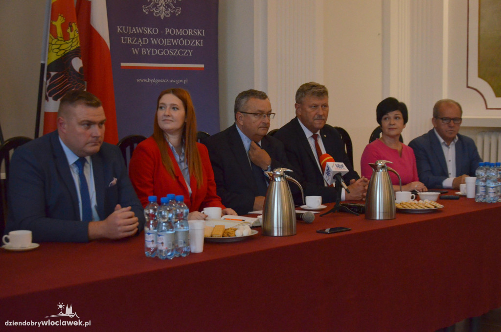 Minister wręczył symboliczne czeki