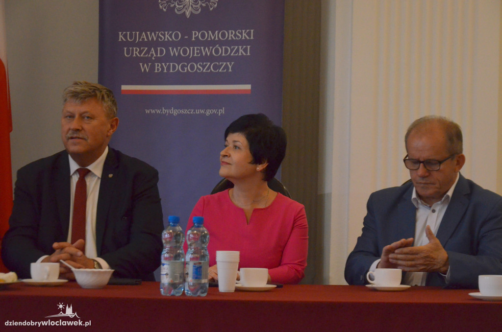 Minister wręczył symboliczne czeki